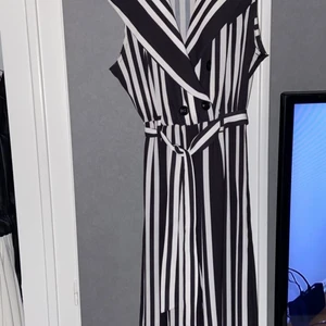 Byxdress  - Jätte fin byxdress från Chiquelle. Endast använd en gång på en skolavslutning och har inte kommit till användning mer. 🖤Köpt för 550kr🖤 Det är en storlek M men passar apsolut en S