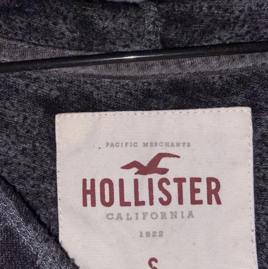 Jätte snygg och ganska tunn hoodie från Hollister som kan va väldigt sval och skön att bland annat träna i. Inte jätte använd pga att den varit lite för stor. Har ett litet hål i sömmen i armhålan redan när jag själv fick hem den, men går att laga lätt🤍köpt för 370kr🤍. Hoodies.