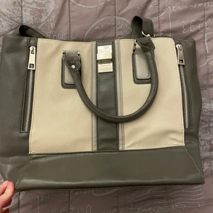 Grå/vit handväska  - I använt skick. Swishbetalning, kan mötas upp också. Filmar när jag skickar. Ansvarar ej för postens slarv. 