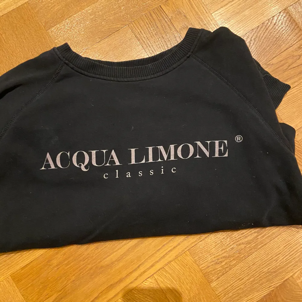 Acqua Limone            1000 kr ny säljer nu för 300kr! Ny och endast använd 1 månad typ! Storlek M. Frakt tillkommer om man inte kan mötas!🌟. Tröjor & Koftor.