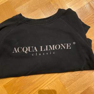 Acqua Limone            1000 kr ny säljer nu för 300kr! Ny och endast använd 1 månad typ! Storlek M. Frakt tillkommer om man inte kan mötas!🌟