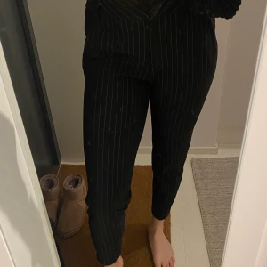Kostymbyxor - Kostymbyxor. Svarta med vita tunna ränder. Stretch material. Slimfit modell. 