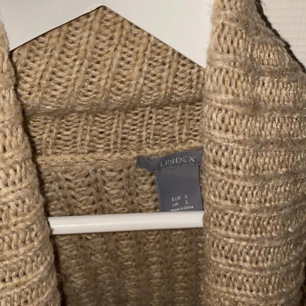 Beige/brun stickad tröja från lindex. Skön i material och kliar inte. Säljes för 70kr köpt för 300-400kr. Du står för frakt kan eventuellt mötas upp. Neuleet.