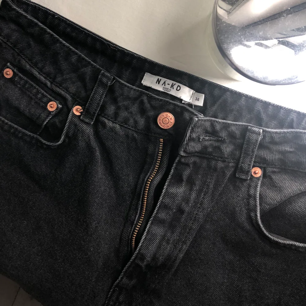 Säljer dessa snygga NA-KD jeans, då jag har liknande så använder inte dessa längre, använda men i bra skick, skriv för fler bilder 💕👍🏼🥳🥰😘. Jeans & Byxor.