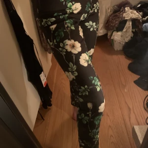 Kostymbyxor med mönster - Coola byxor från hm med blomster mönster