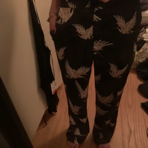 Satin mönstrade byxor - Skit coola byxor från hm nästan aldrig anvönda storlek 38 men passar mig med xs/s upp till M/L