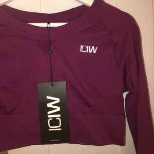 ICIW träningströja  - Helt oanvänd tröja från iciw, storlek L men skulle säga att den passar mindre för den är ganska kort