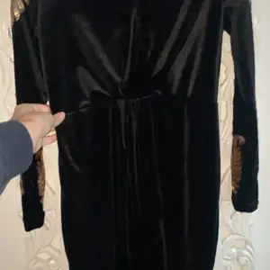 En svart klänning perfekt för bröllopar under vinter nu👍men fina detajer och sitter sjukt fin på. Är i storlekn 40.