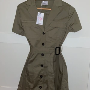 Klänning - Söt klänning som köptes i Spanien förra sommaren. Helt oanvänd och lapparna sitter kvar. Köptes för 250 svenska kronor. Frakt tillkommer men pris kan diskuteras ❤️ kolla min sida för att köpa paketpris. Passar på mig som är xs/s