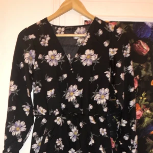 Flowery Dress - Dress , used once. Klänning , använt en gång. 
