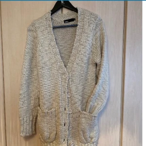 Lång tröja - Jätte fin kofta köpt utomsland i strl 34  som ny 