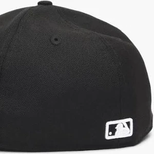 New era fitted cap svart - ✨Säljer min helt nya new era keps eftersom att den var för liten för mitt stora huvud✨ beställde den från usa för 86 dollar. absolut inget fel på kepsen as snygg och trendig! Lägg ett bud eller köp direkt för 500kr dessa går snabbt åt💕