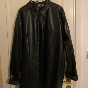 Läderskjorta  - Skjorta i läderimitation. Från ASOS aldrig använd. 