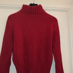 Röd turtleneck/polo - Så snygg tjocktröja, fin passform, sitter fint över axlar och midja. 