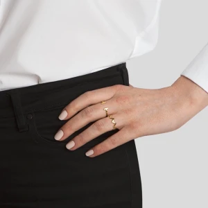 Syster P Zigzag ring i guldfärg - Jättefin ring från Syster P men tyvärr för stor för mig:( köptes för 399kr. Köparen står för frakt om det skulle behövas😻 Köp direkt för 200kr eller lägg ett bud!