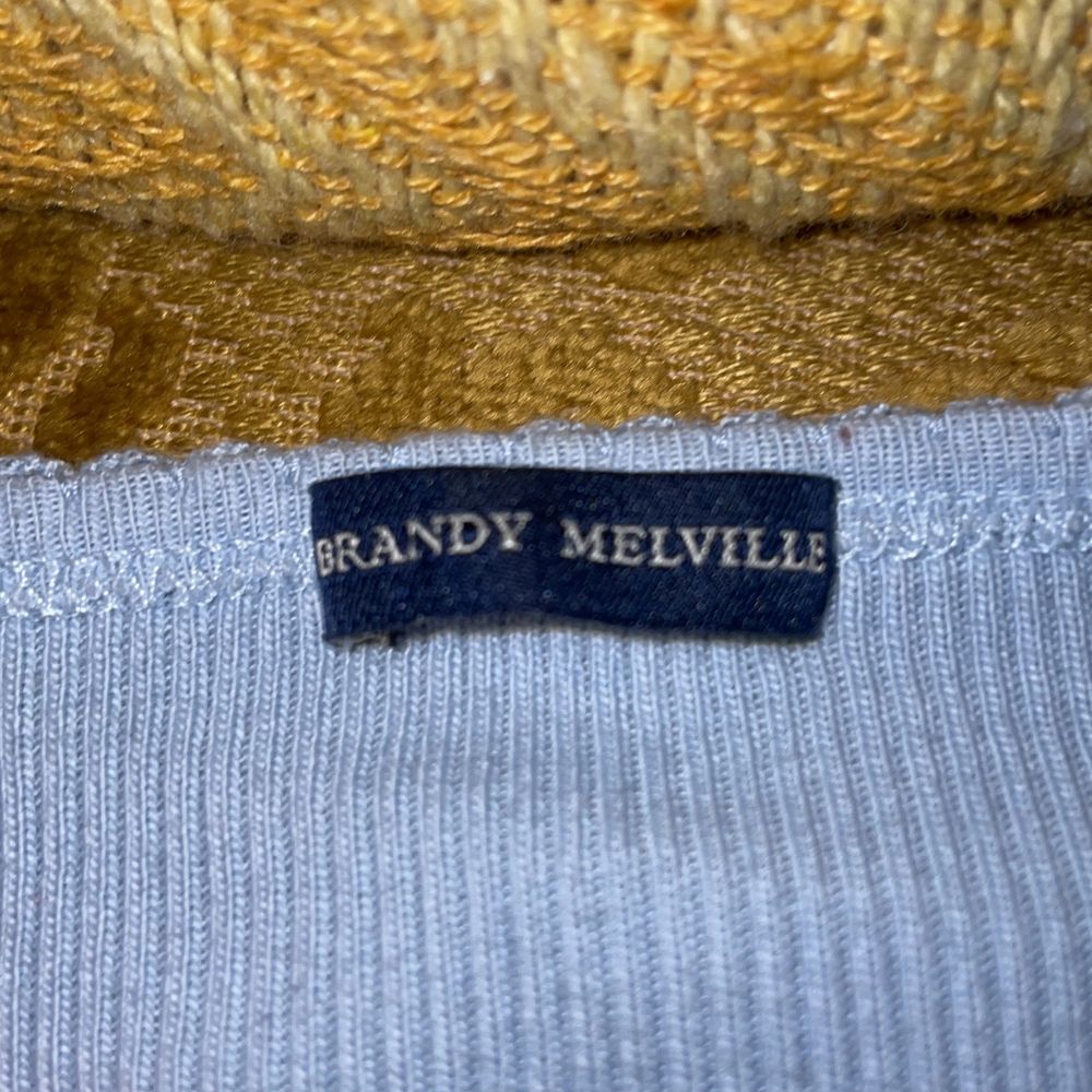 baby blå lowcut brandy melville kofta i jättebra skick. brandy melville klassificerar sina produkter som ”one size fits all” men skulle säga att deras produkter passar som bäst på storlek XS-S. tar emot bud samt andra klädesplagg att byta, frakt diskuteras! <3. Tröjor & Koftor.