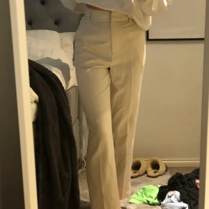 Vita fina kostymbyxor  - Jätte fina vita kostymbyxor, änvänd fåtal gånger. Säljer då det inte riktigt är min stil. 