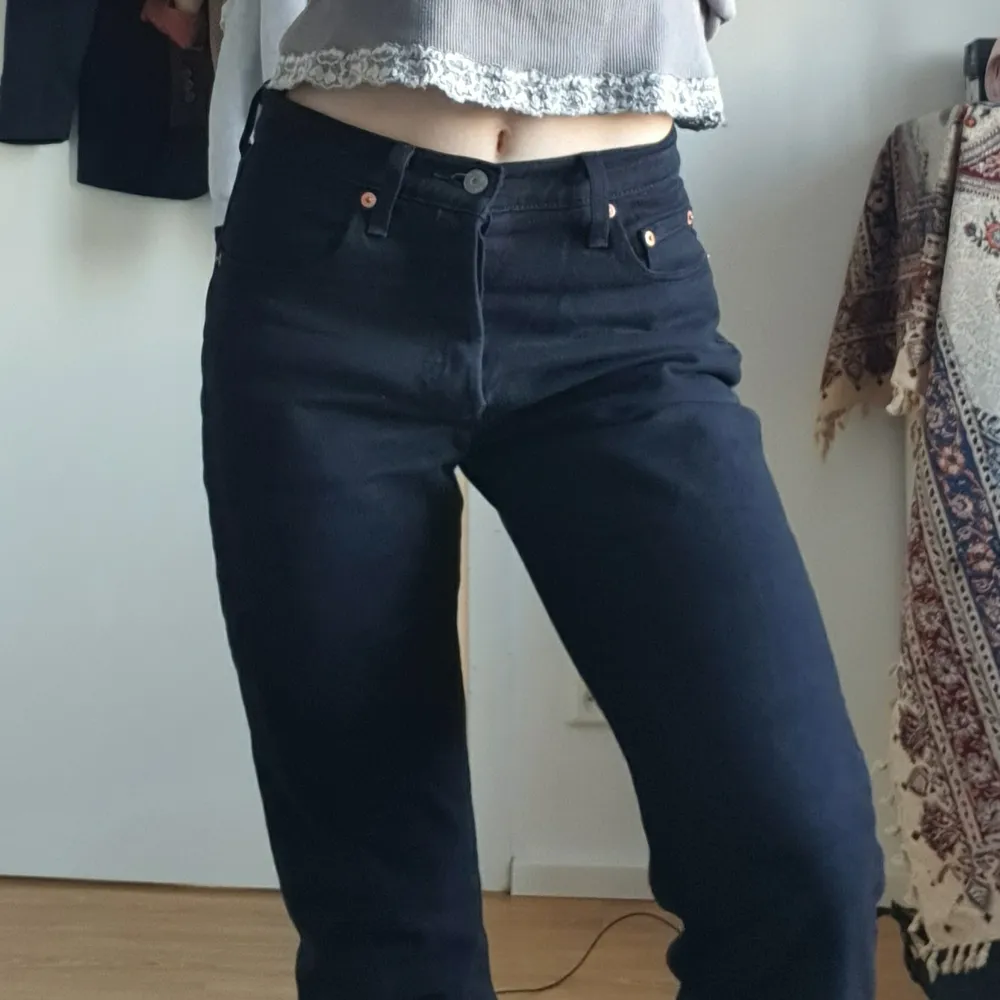 Svarta levis jeans i modellen 501. Bra skick! Köparen står för frakt eller mötas i Stockholm💖. Jeans & Byxor.