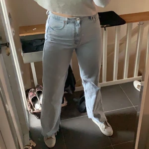 ZARA jeans  - Supersnygga ljusblå jeans från ZARA 💕 Köpta i somras och är i nyskick, stl 40/42 💞 innaerbenslängd 87cm 🤗