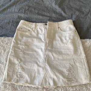 Vit jeans kjol - Säljer pga för liten, jättefin till sommaren, använd ett fåtal gånger. Köparen står för frakten💕✨