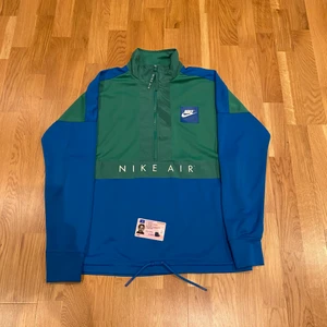 Nike half zip sweater  - Condition 9/10 knappt använd! Size M bud från 350! Budet höjs med 20 kr!