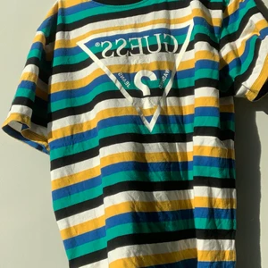 guess t shirt  - guess t shirt köpt på urban outfitters i köpenhamn. asbra skick! sitter som en stor S. helt tryck inga sprickor 