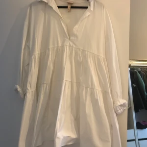 Klänning h&m trend  - Fin klänning från h&m trend! Använd 1-2 gånger så den är i nyskick 🥳 pris 100