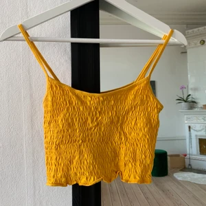 Söt croptop - Så söt croptop ifrån Urban Outfitters som jag säljer då den inte används så mycket. Fint skick! Frakt 20 kronor tillkommer.