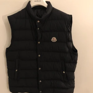 Moncler väst - Storlek M, bra skick, klädpåsen ingår, äkta (fråga om QR för bevis)