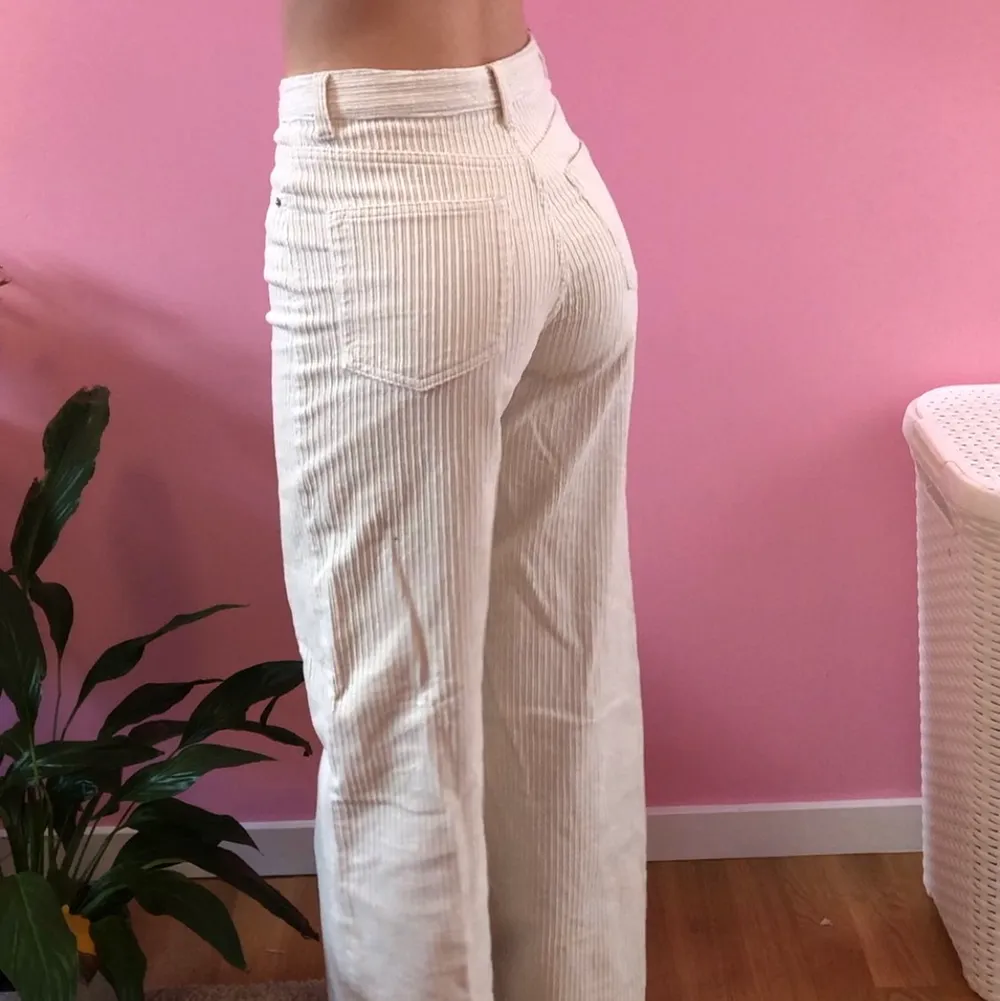 UPPDATERING! säljer dessa vita machester byxor från weekday. super cute. super nice. budgivning i kommentarerna (!!!) 💞💞💞💞💞💞 kontakta vid frågor! <3 (vid högbudgivning kan jag dela på frakten!) . Jeans & Byxor.