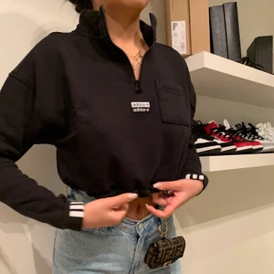 Adidas cropped sweatshirt  - Knappt använd, jätte bra skick, finns snöre så man kan dra åt längst ner vid midjan (lall bild på sista hhaha) 🤎