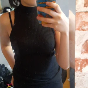 Svart pololinne - Svart ribbat pololinne i väldigt bra skick