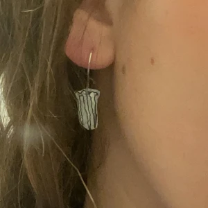 Monster örhängen  - Har 3 par inne :) 