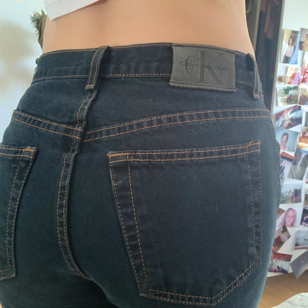 Snygga Calvin Klein jeans köpt vintage, väldigt snygga men blivit för små! Står storlek 2 i dem, skulle säga ungefär 24-26 beroende på hur tajt man vill att de ska sitta, jag är storlek 26 ungefär. Jeans & Byxor.