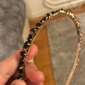 Diadem  - Säljer mitt diadem från hm då den inte kommer till användning! Endast använd vid 1 tillfälle! Köptes för 80kr och säljer nu för 25kr+frakt