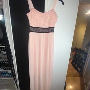 Långklänning - En rosa fin långklänning i storlek S/M, tjocka axelband. Endast använd 1 gång. Jag som är 167 cm lång går den ner till fötterna på