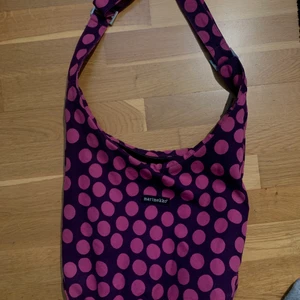 MARIMEKKO VÄSKA  - marimekko väska med rosa prickar och lila bakgrund. begagnad men mycket bra skick! rymlig och innerfack 