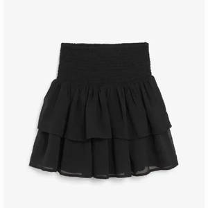 Trendig volang kjol  - Eftersom jag fick så pass många meddelanden på förra inlägget så lägger jag ut ett nytt med fler, egna bilder. Kjolen är i nyskick och från barnavdelningen på Kappahl i stl 146/152, passar dock mig som är 160 och oftast bär stl S i kjolar. Blir en kort budgivning eftersom många var intresserade, frågor tas privat. Kan fraktas (köparen står för frakt) eller mötas upp i Lund. Glöm inte att buden är bindande🤎🤍