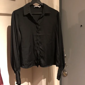 Svart skjorta - Ifrån na-kd. Fint skick. Svarta klädda knappar. Normal i storlek.