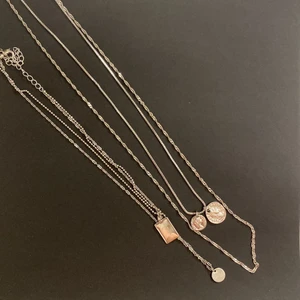 Halsband  - Säljer dessa två set med halsband! Från Na-kd eller Nelly då jag inte riktigt minns. 