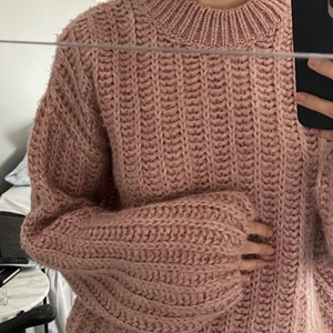 Rosa stickad tröja - En rosa stickad tröja ifrån Na-Kd. Fint skick💖 tröjan är en xxs men passar även en i xs 