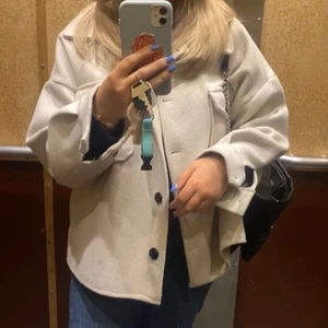 Beige jacka  - Beige jacka ifrån Nelly. Använt skick, men inga defekter. Storlek 34 men oversized.🤎