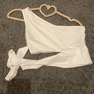 sommartopp  - säljer denna nya sommartoppen som inte är genomskinlig och helt nytt kvalitet säljer den för 50kr😍🙌🙌