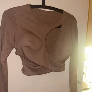 Topp - Mycket fin oanvänd topp. Passar bra till fina tillfällen. De har pads inuti så kan användas utan bh💕 köparen står för frakt. Kan mötas 