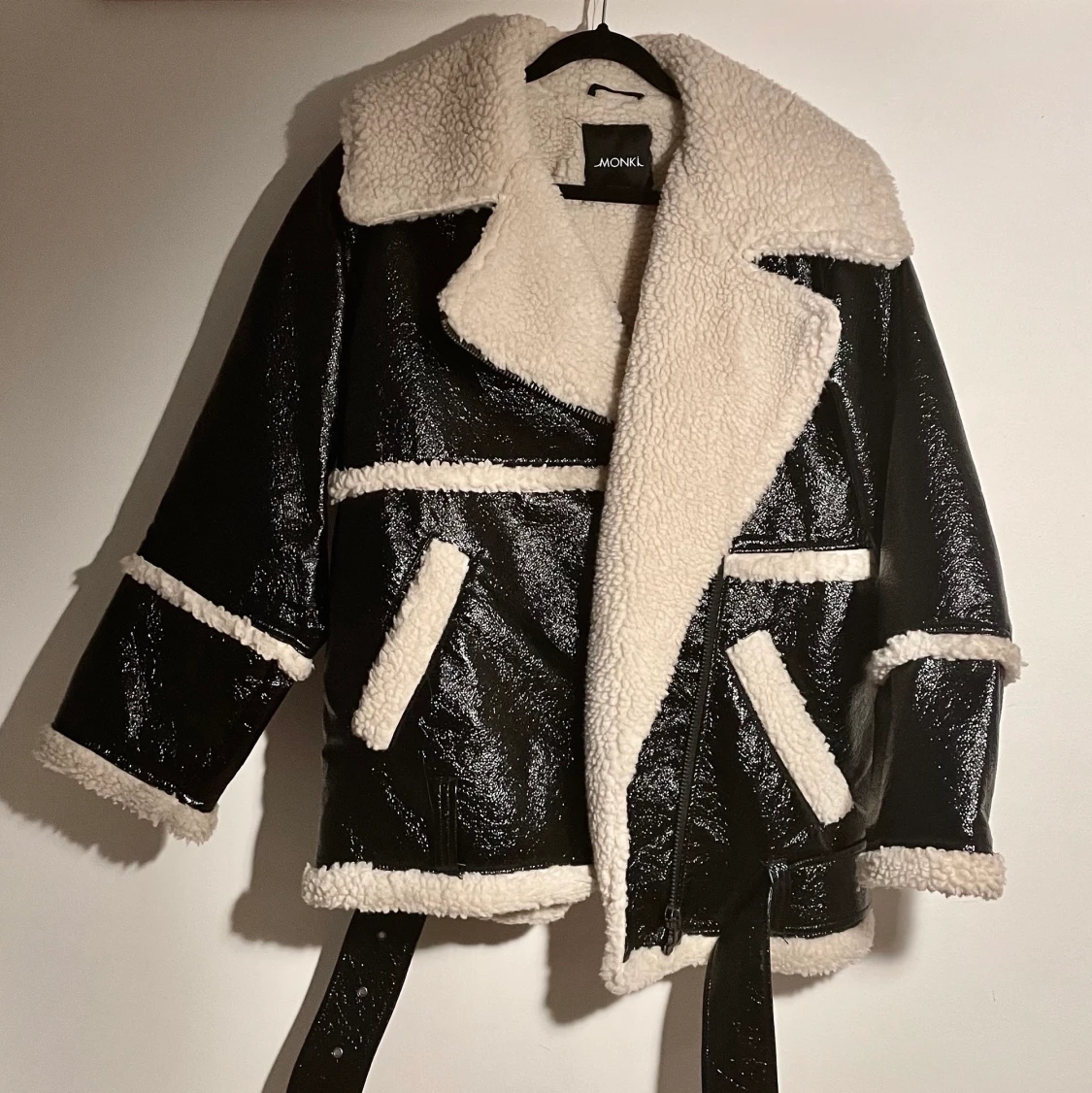 Svartvit oversized Sherlingjacka