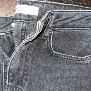 Gina kick flare - Obetydligt använda. Avklippta för att passa min längd på 28. Jag är 164 cm lång. Ser ej märket i dom men borde vara Ylva kick flare. Bild nummer 2 representerar bäst färgen på dom