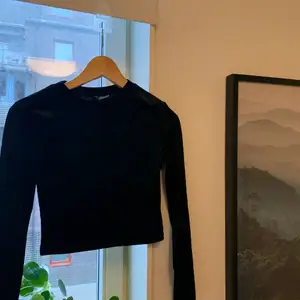En svart sammets tröja i XS för 25 kr +10 kr frakt🚚. Inte så lång, utan mer åt en längre magtröja.