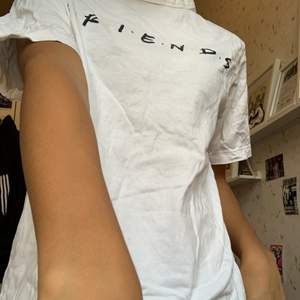 oversized vit friends t-shirt! I bra skicka men använd.💟