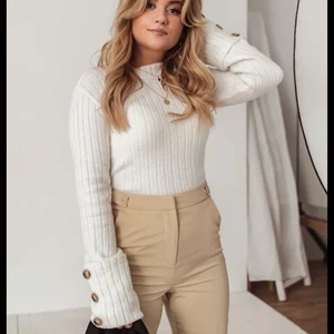 Stickad tröja storlek xxs  - Stickad tröja från misslisibells kollektion med NA-KD. Storlek xxs men skulle säga att den är stor i storleken och passar också xs/s (beroende på önskad passform). Använd ett fåtal gånger, alltså väldigt bra skick!! Helt slutsåld