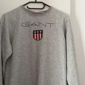 Gant sweatshirt i bra skick säljs! Originalpris: 699kr                   Dm om du är intresserad 